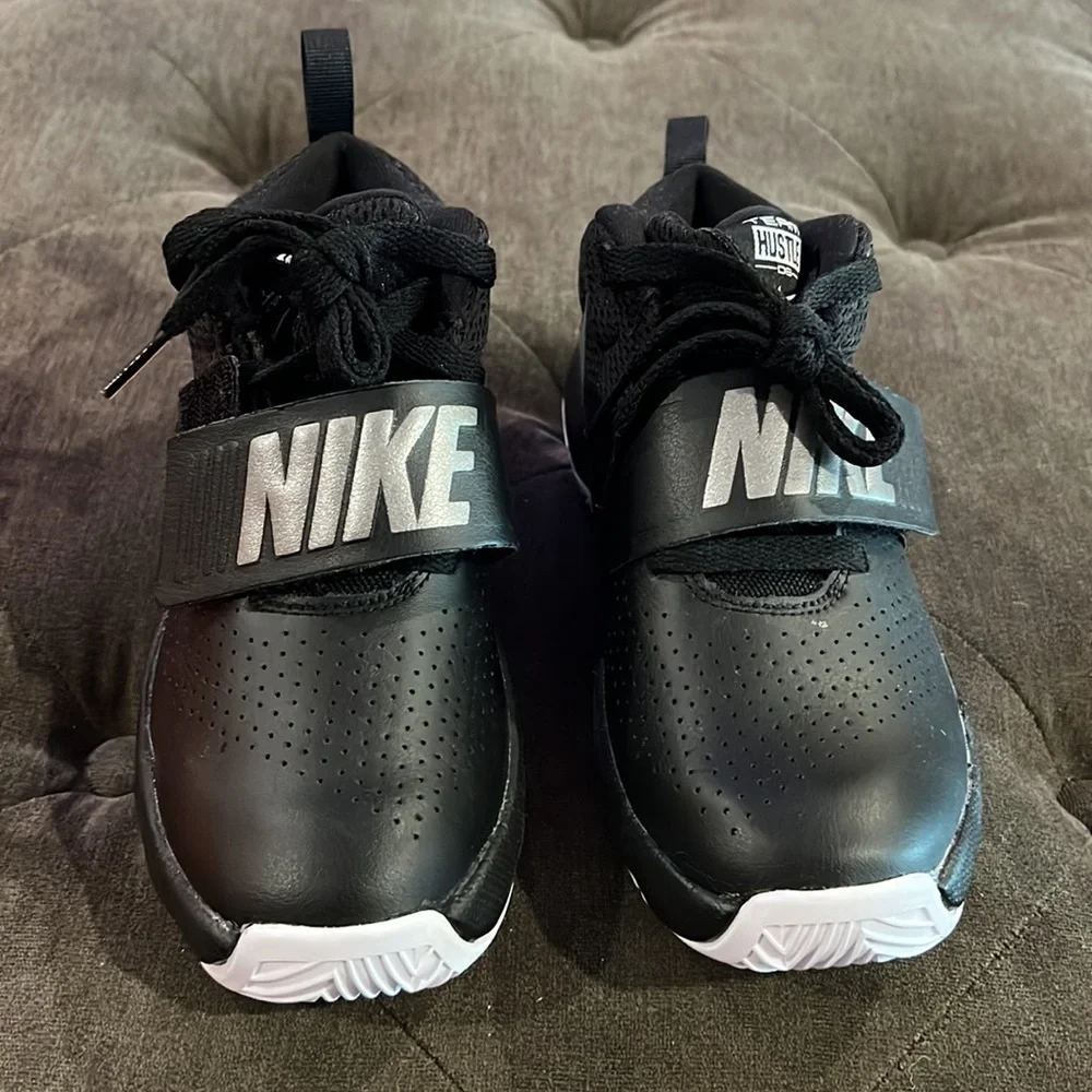 Nike team hustle sneaker size 2 NWT - Picture 1 of 6